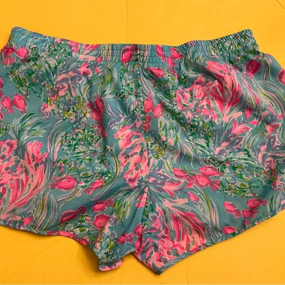 Lilly Pulitzer Luxletic Ocean Trail Shorts in Maldives Green Turtle Waves sz XL - Picture 4 of 4
